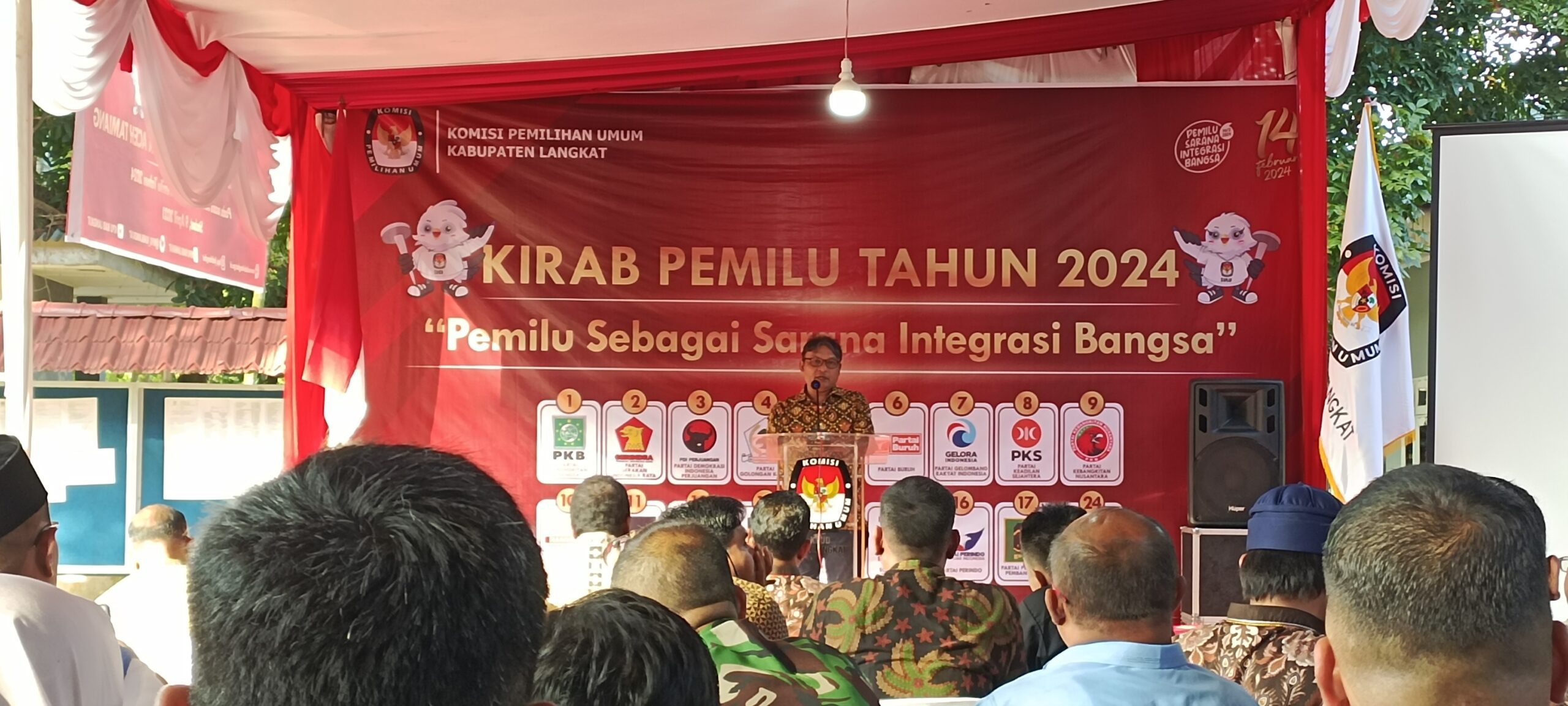 You are currently viewing Wakili Ketua FKUB Langkat di acara Bendera Kirab Pemilu 2024,di KPU Langkat