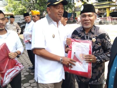 FKUB Bersama Plt. Bupati Langkat Ikut Bagikan Bendera Merah Putih