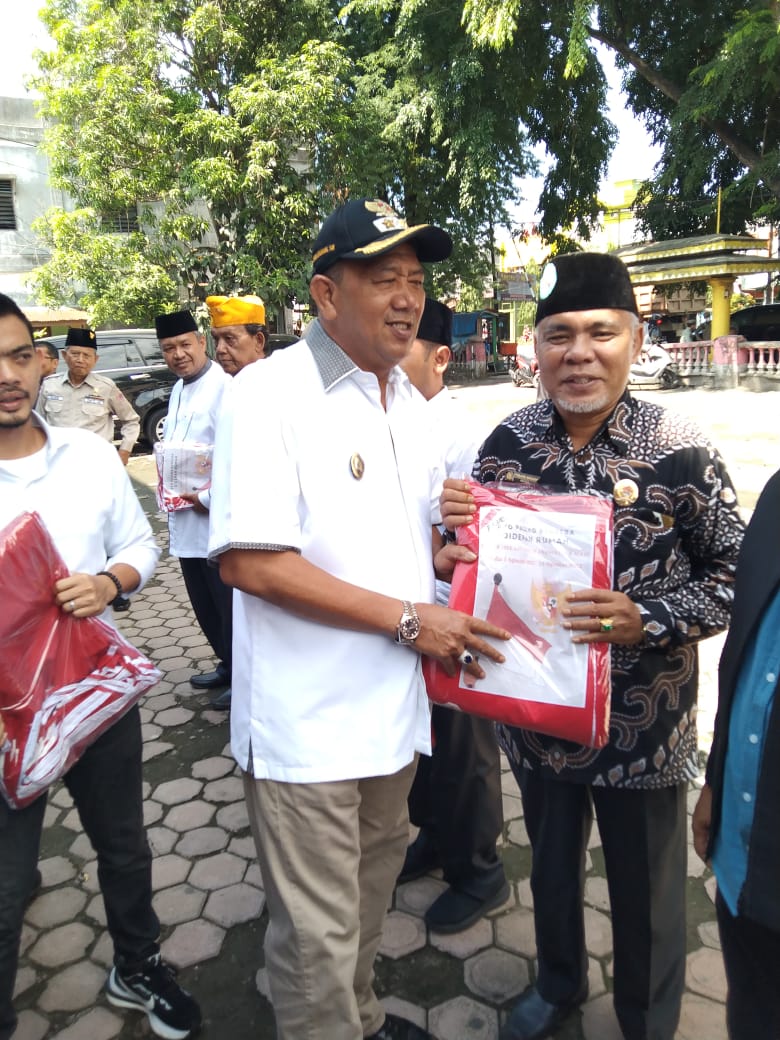 You are currently viewing FKUB Bersama Plt. Bupati Langkat Ikut Bagikan Bendera Merah Putih